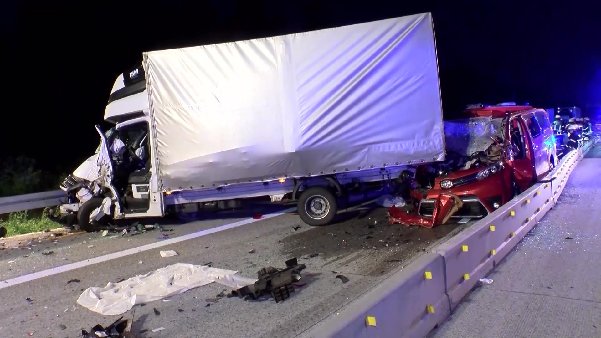 Schwerer Unfall Mit Vier Verletzten Auf A5 Lowenbaby Aus Anhanger Befreit Rnf De